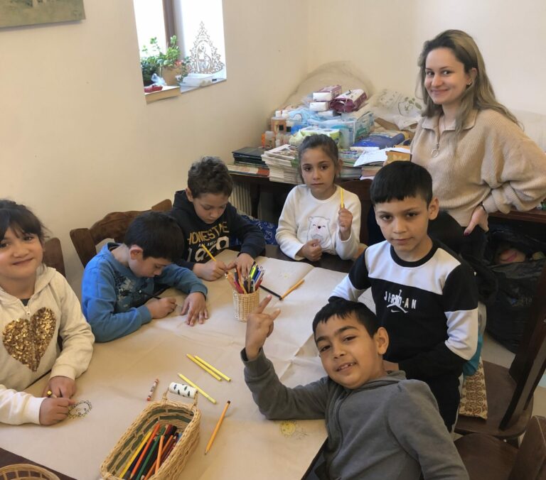 Menekült gyerekeket tanítunk